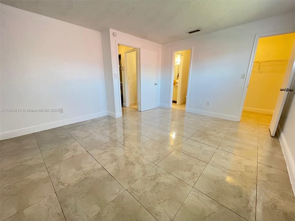2462 Nw 52nd Ave - Photo 2