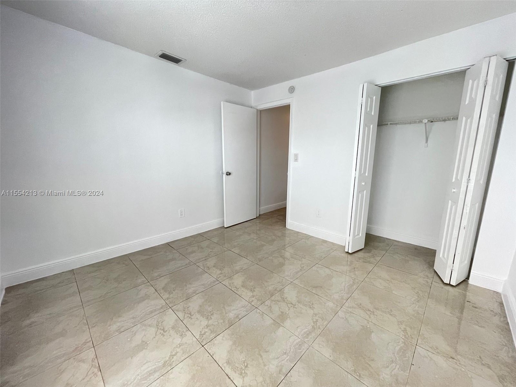 2462 Nw 52nd Ave - Photo 5