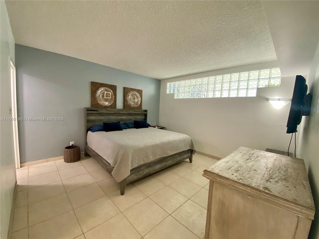 5401 Collins Ave - Photo 26