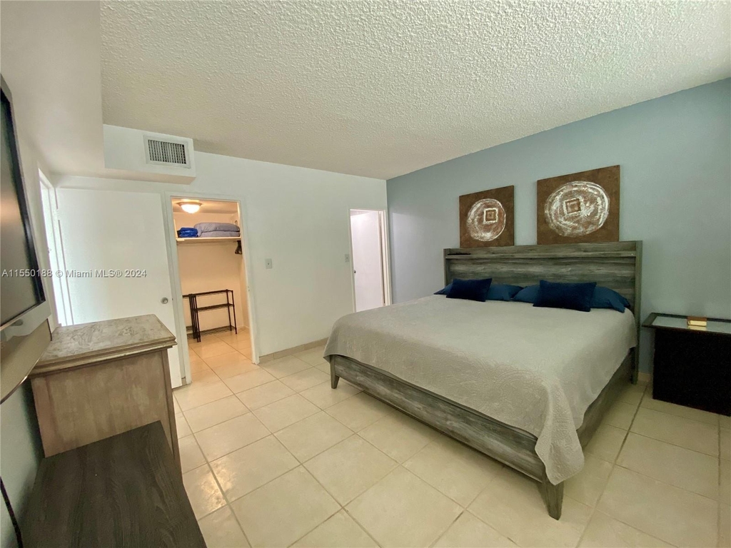5401 Collins Ave - Photo 27