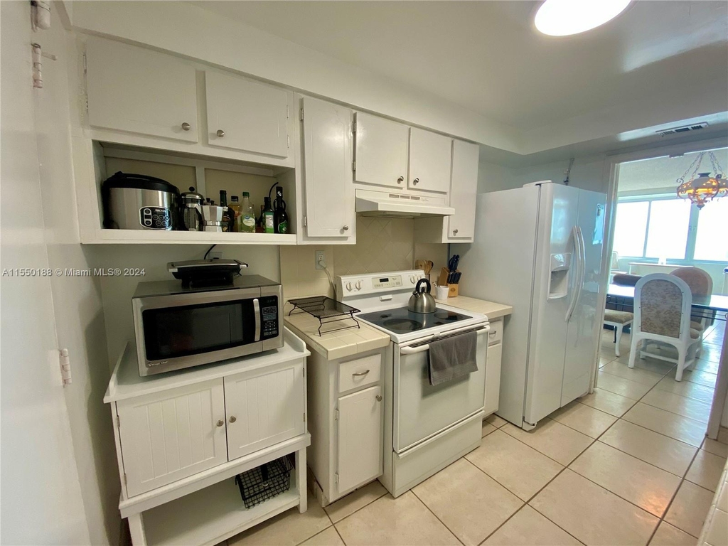 5401 Collins Ave - Photo 35