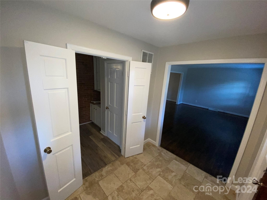 1427 Woodberry Road - Photo 3