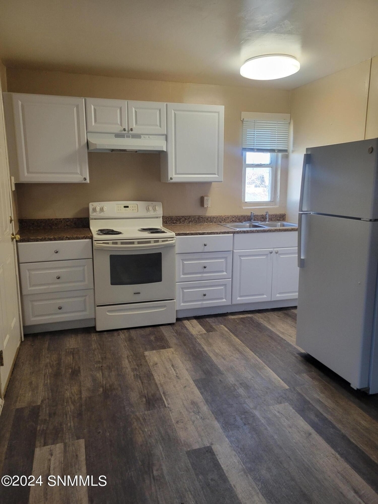 1018 N Alameda Avenue - Photo 1