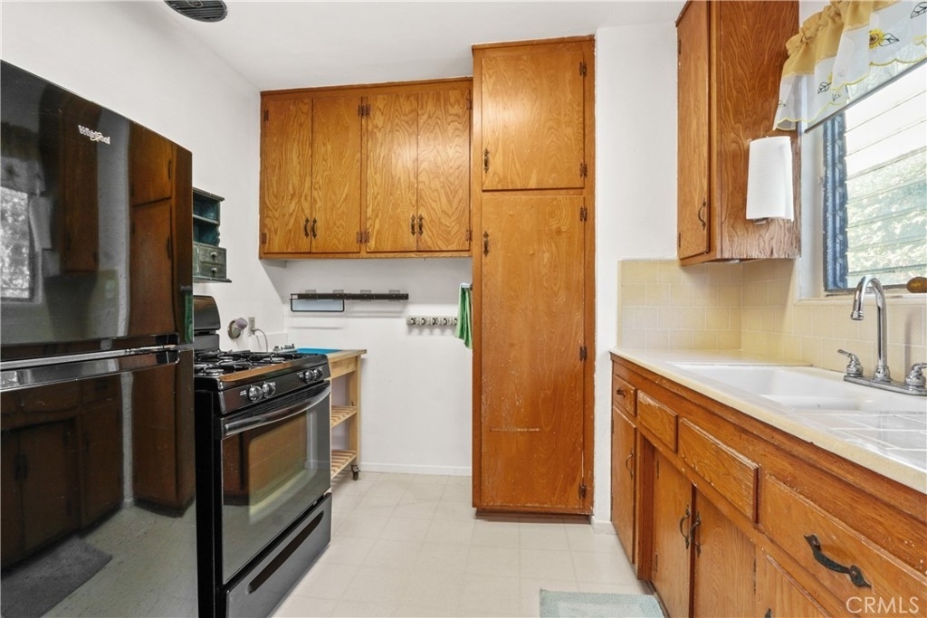 744 W 33rd Street - Photo 2