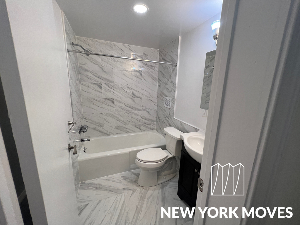 W 34th St in Midtown - Photo 8