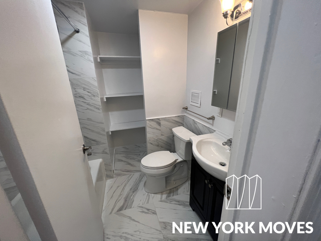 W 34th St in Midtown - Photo 5
