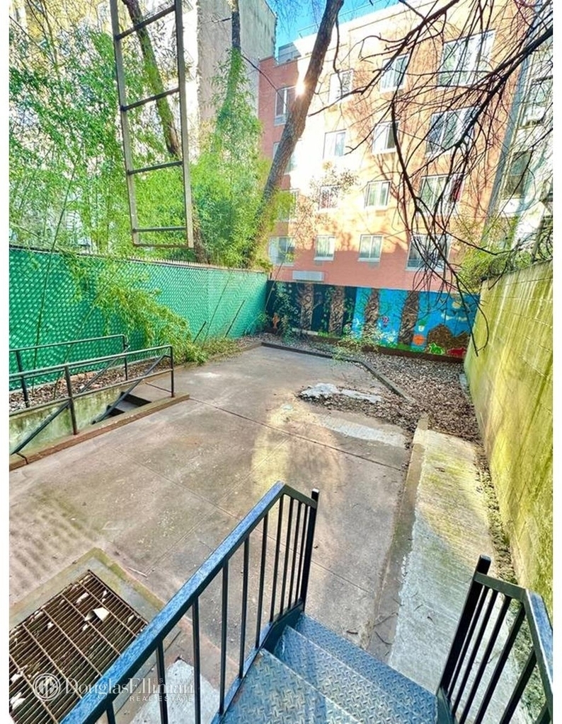 631 East 6th Street - Photo 17