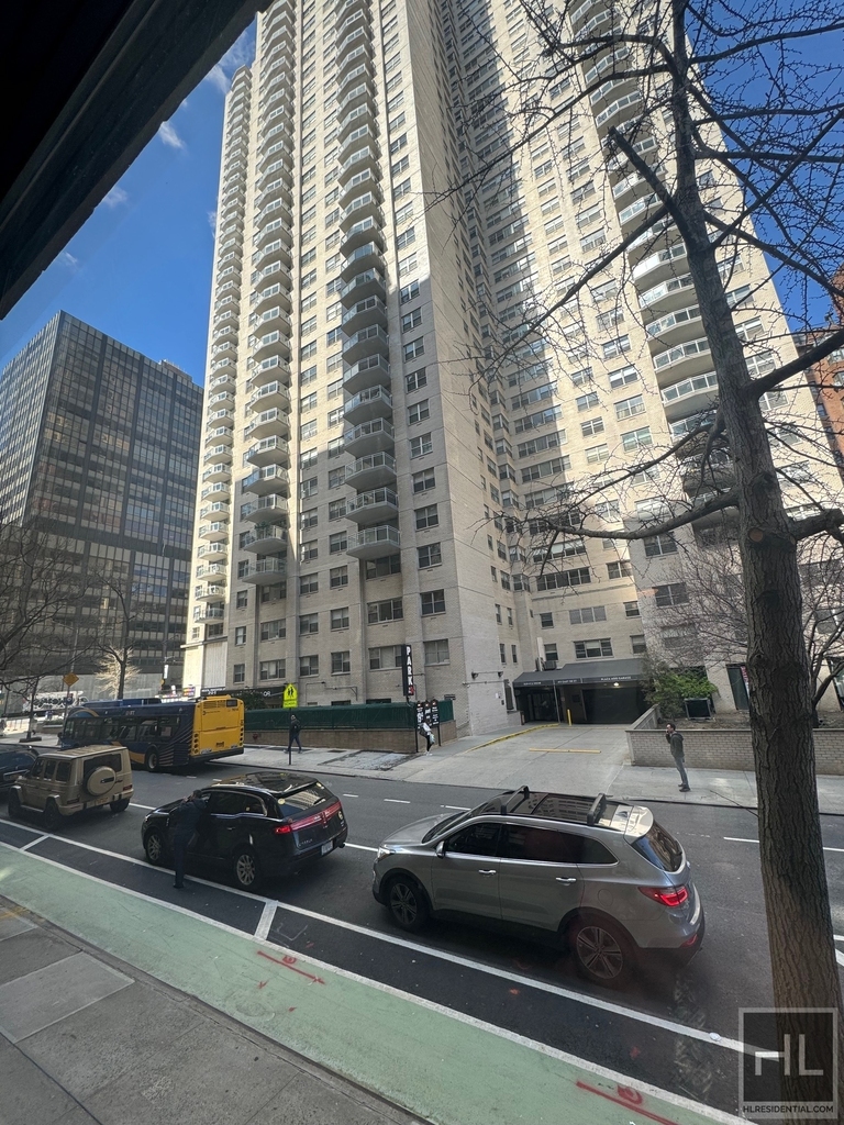 East 55 Street - Photo 8