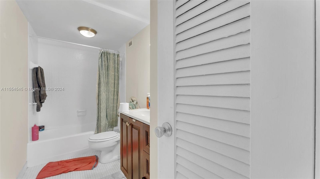 2899 Collins Ave - Photo 12