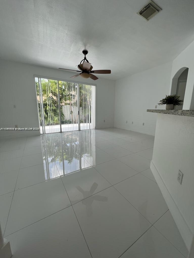 11300 Nw 74th Ter - Photo 4