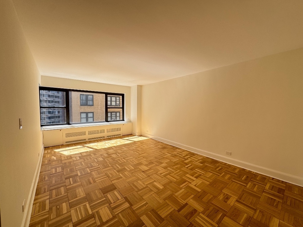 East 55th Street - Photo 2