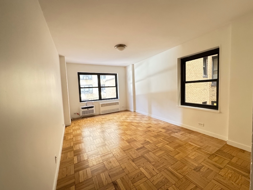 East 55th Street - Photo 1