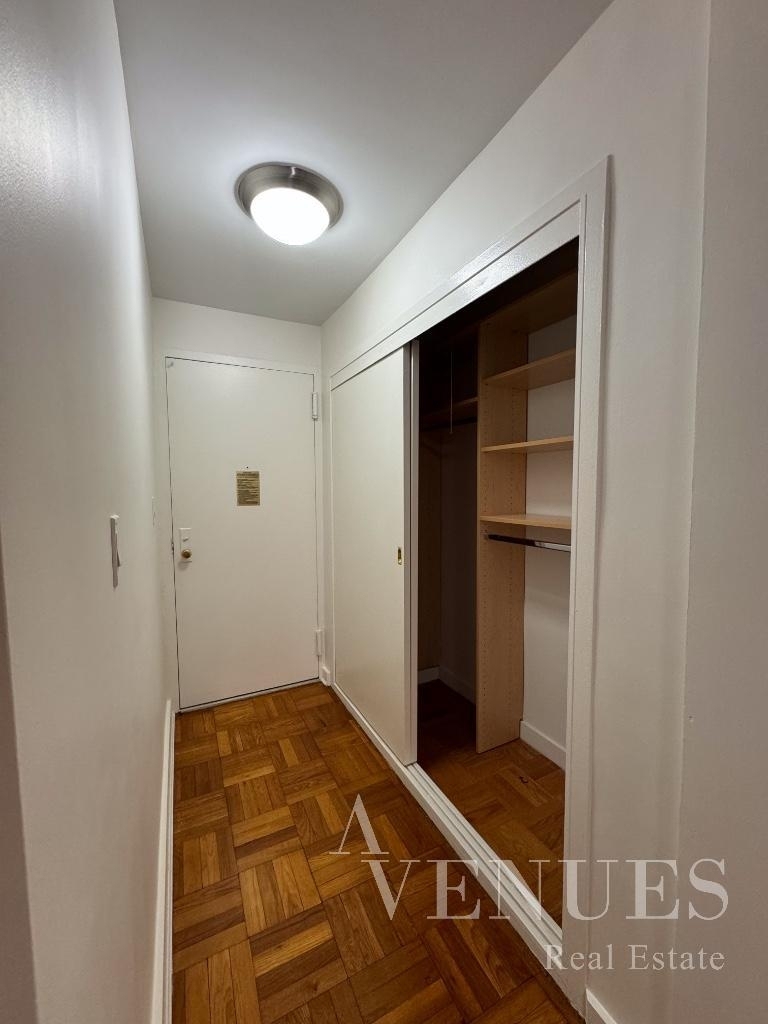 East 55th Street - Photo 9