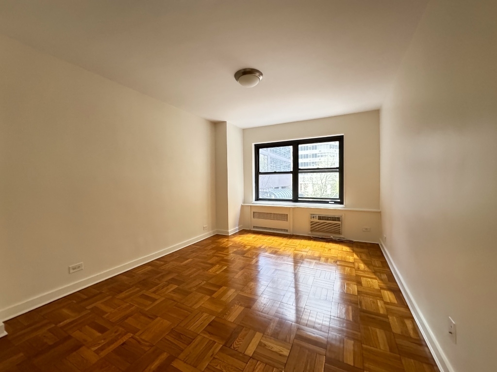 East 55th Street - Photo 2