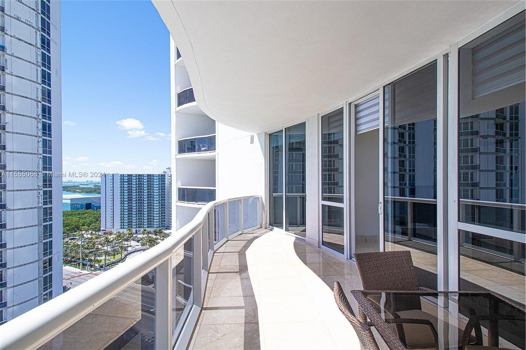 15901 Collins Ave - Photo 33