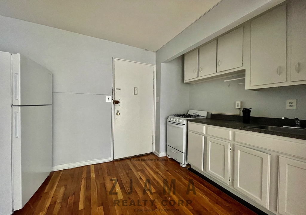 130 East 18th Street - Photo 3