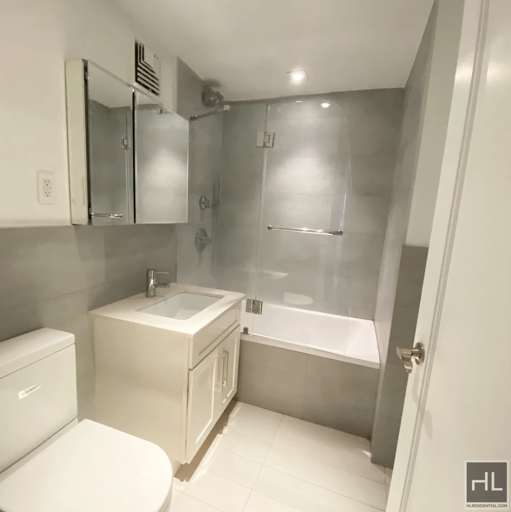 320 East 52nd Street - Photo 4