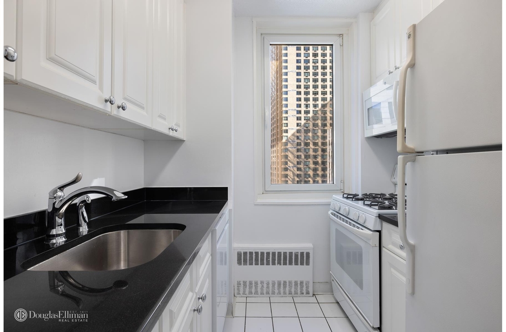 230 W 55th St - Photo 6