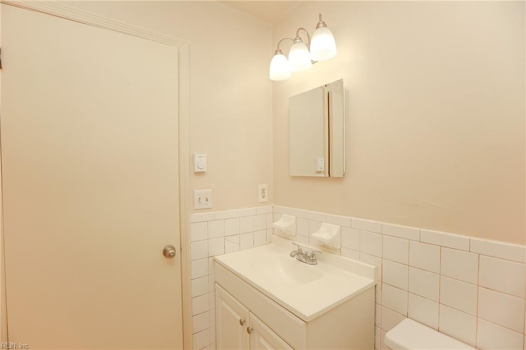 201 W 34th Street - Photo 17