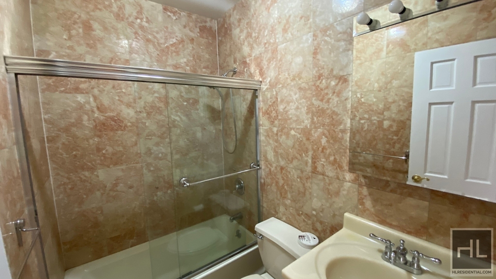 322 46 Street Astoria - Photo 4