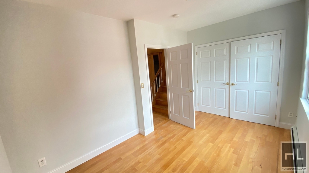 322 46 Street Astoria - Photo 3