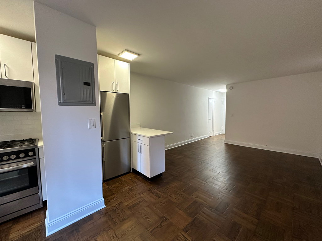 165 East 35th Street - Photo 1