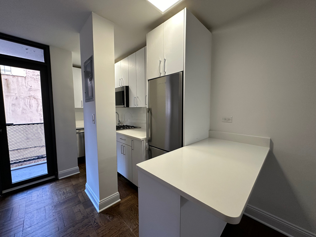 165 East 35th Street - Photo 3