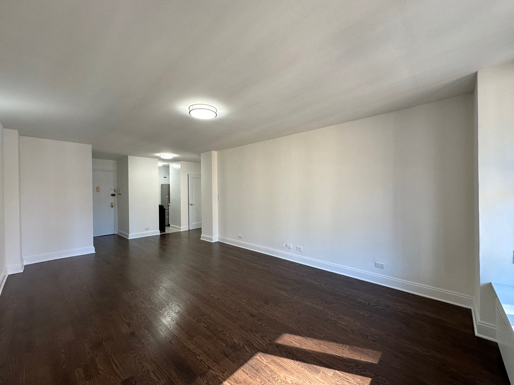 165 East 35th Street - Photo 1