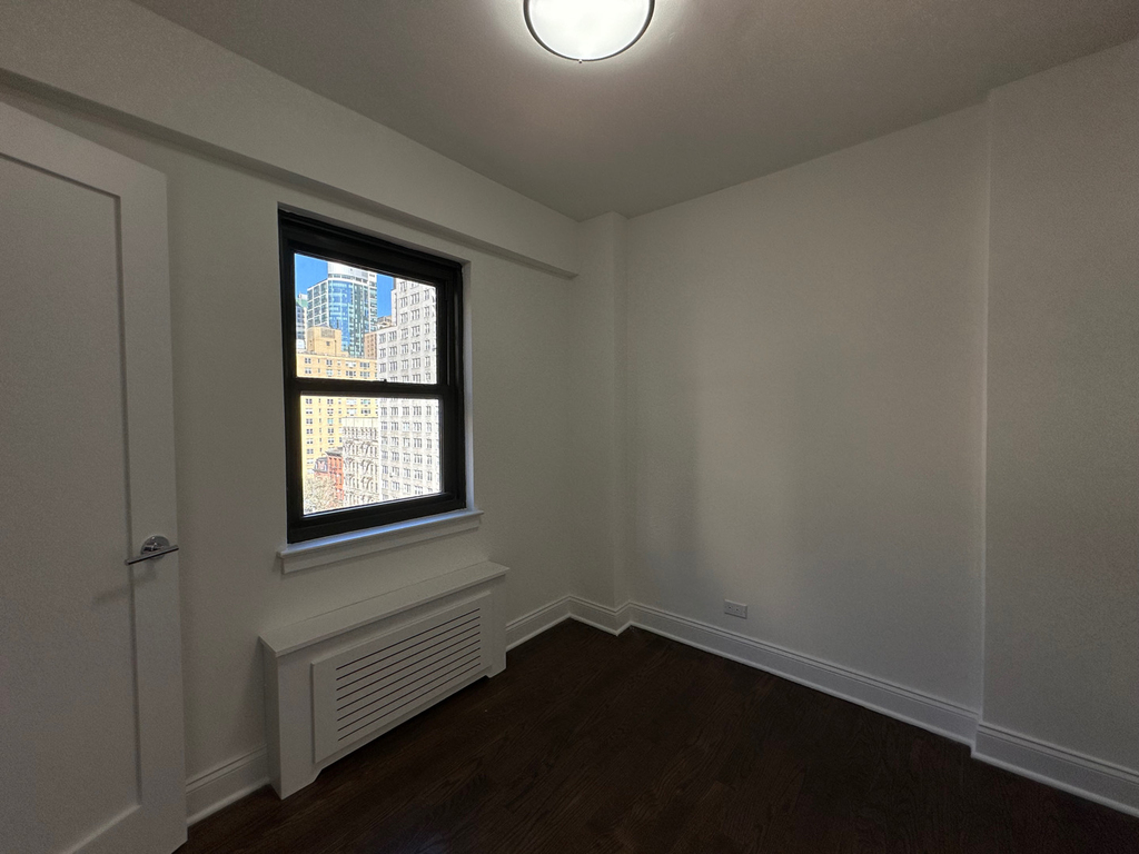 165 East 35th Street - Photo 6