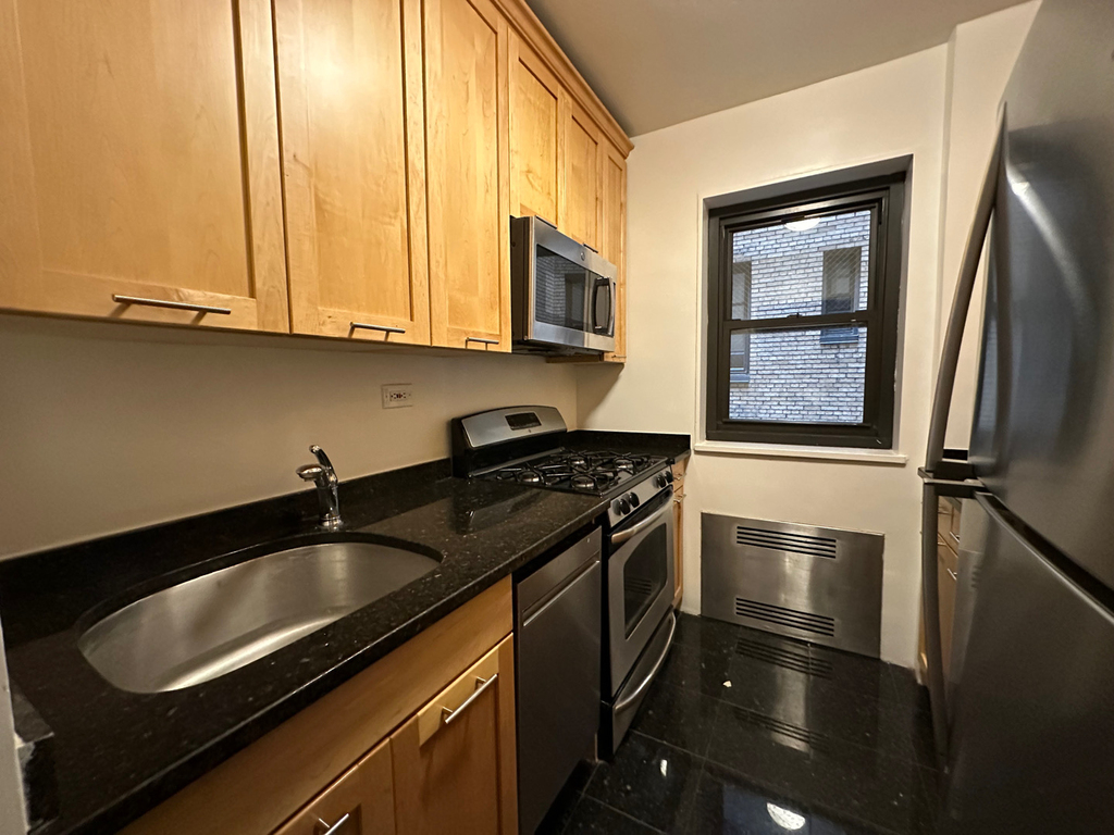 412 East 55th Street - Photo 3