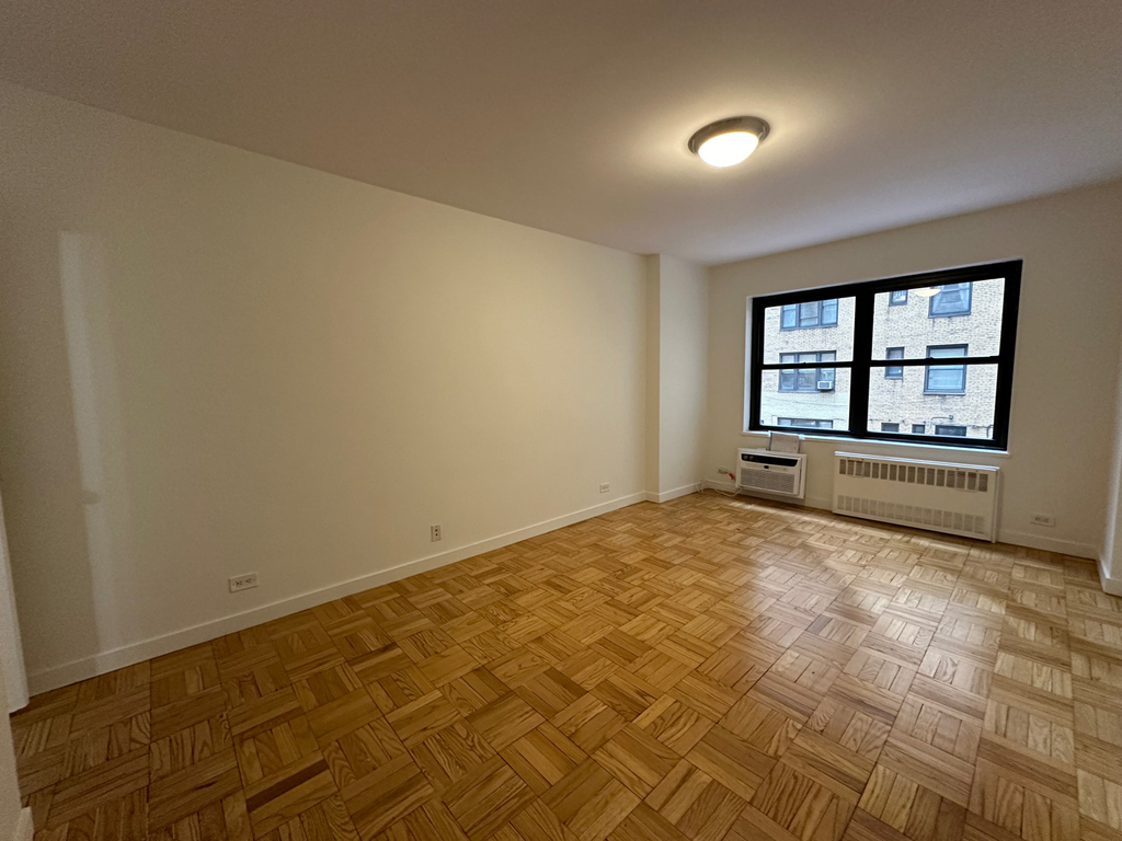 412 East 55th Street - Photo 6