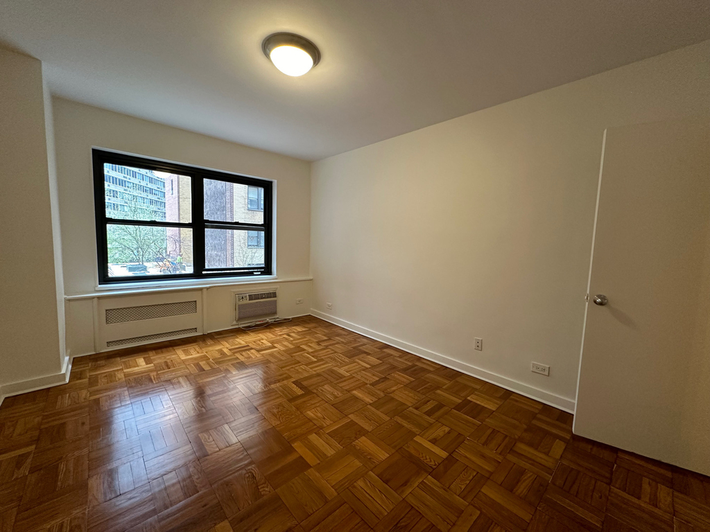 412 East 55th Street - Photo 5