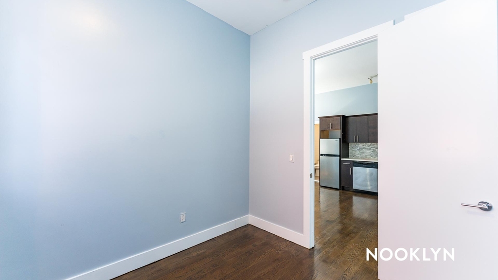 132 Graham Avenue - Photo 2