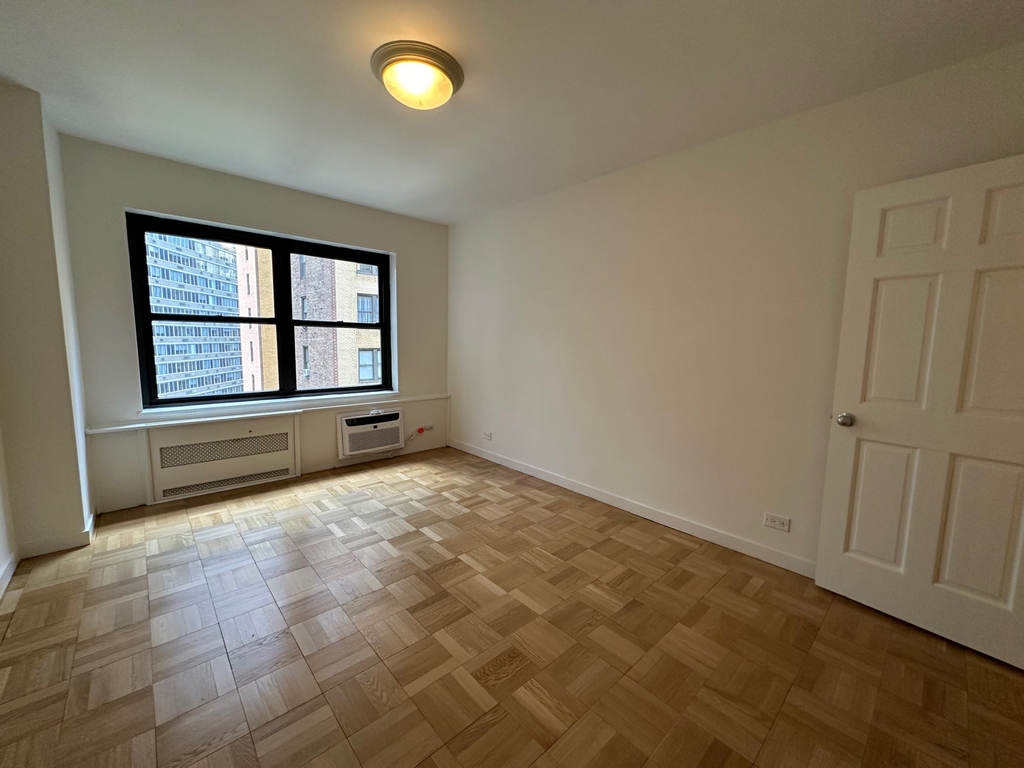 412 East 55th Street - Photo 5