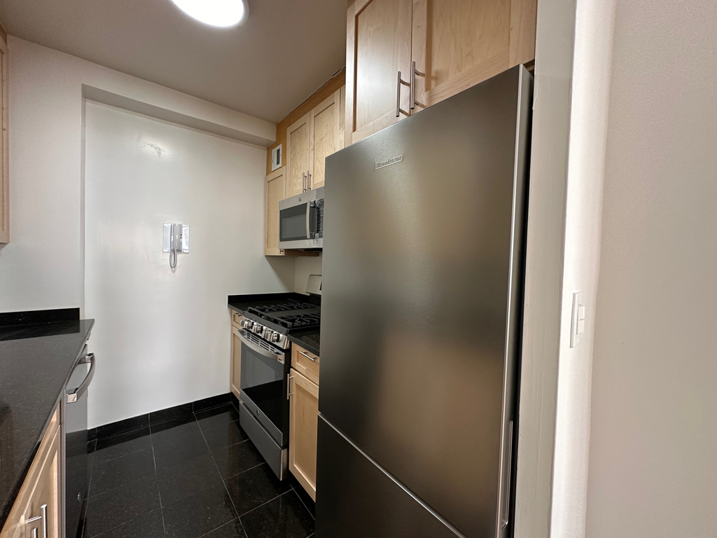 412 East 55th Street - Photo 5