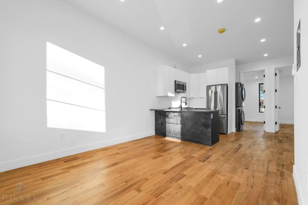 257a Tompkins Ave - Photo 1