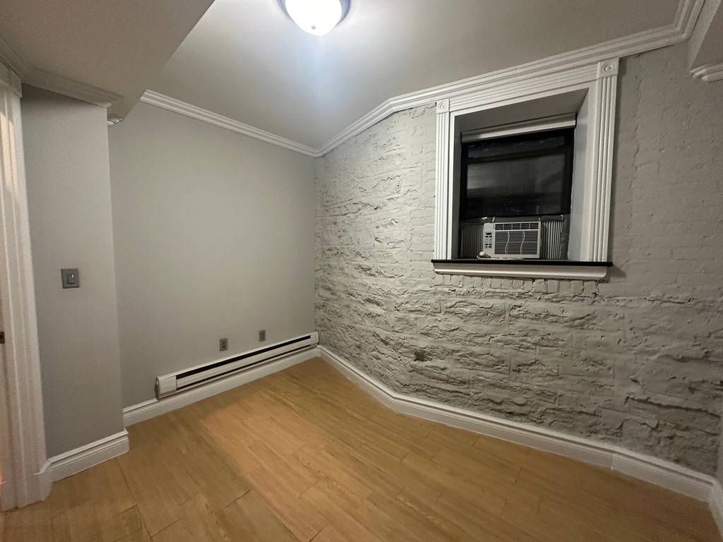 326 East 35th Street - Photo 7