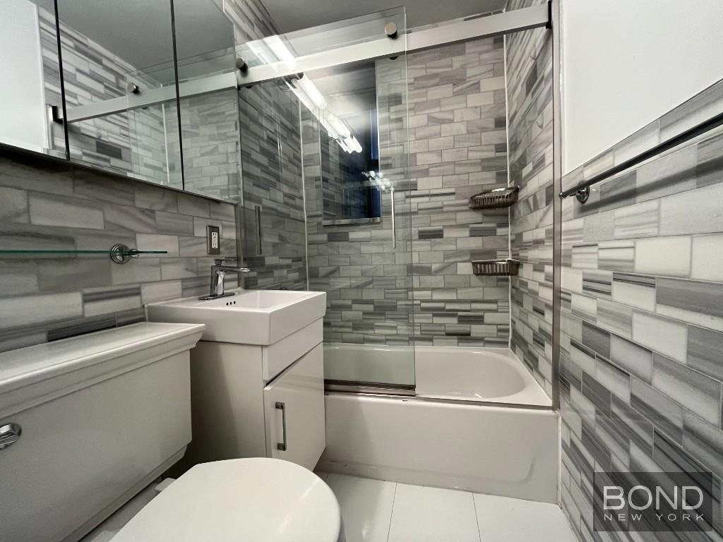 326 East 35th Street - Photo 6