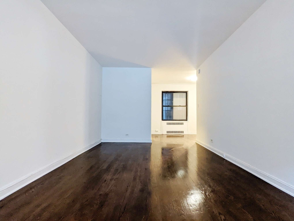 East 55th Street - Photo 1