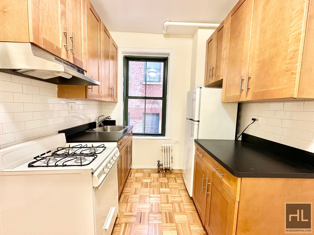 East 79th Street - Photo 2