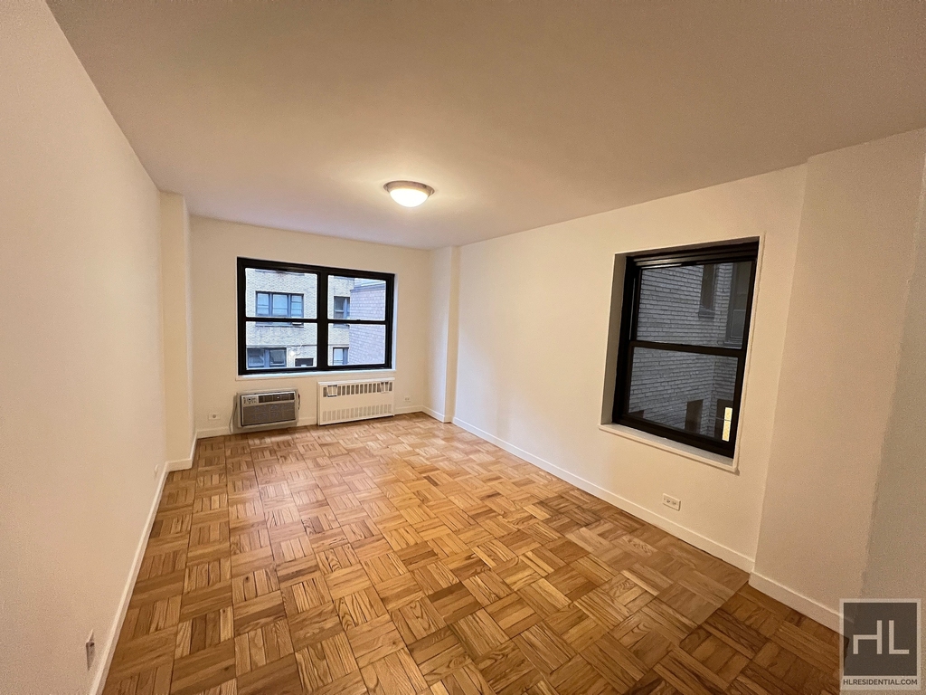 East 55 Street - Photo 2