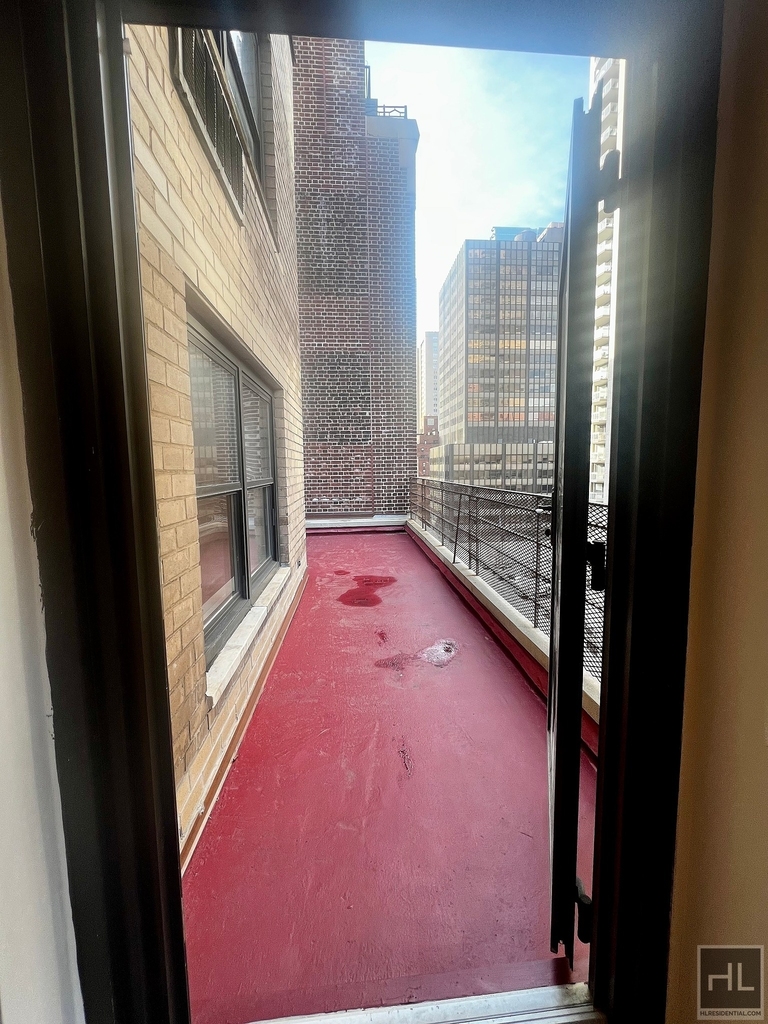 East 55 Street - Photo 3