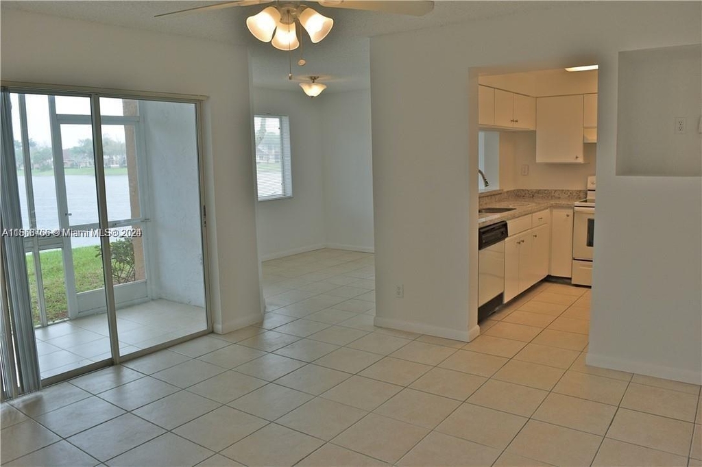 710 Nw 92nd Ave - Photo 2
