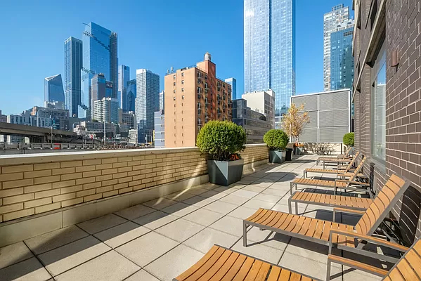 420 West 42nd Street - Photo 15