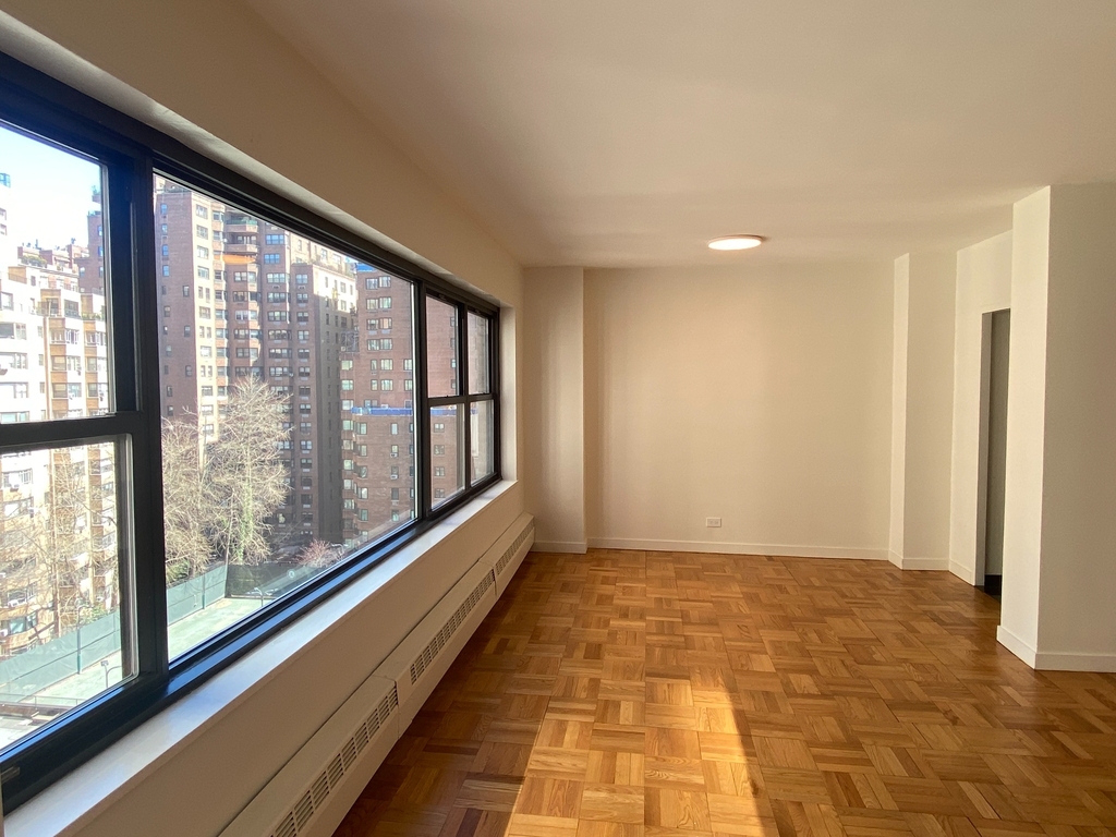 East 55th Street - Photo 1