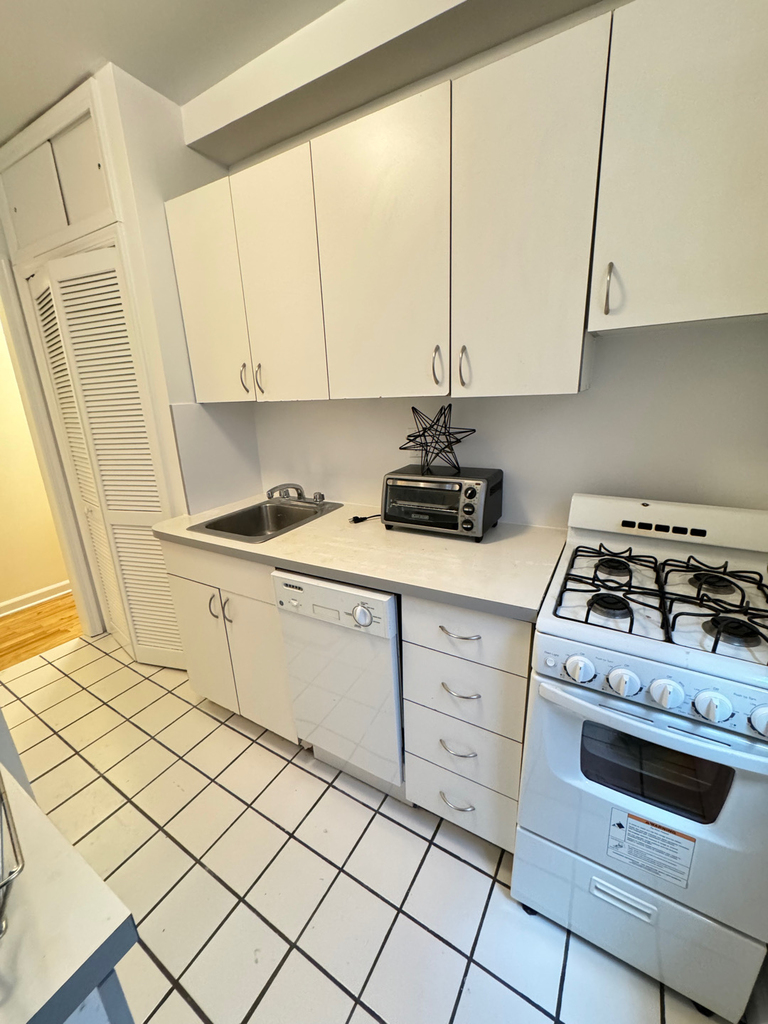 326 East 58th Street - Photo 3