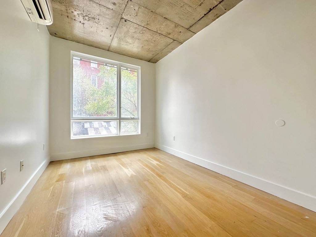 152 Manhattan Avenue - Photo 1