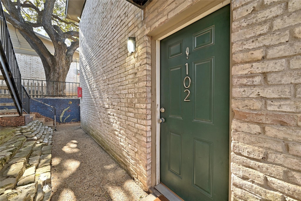 1304 Summit St - Photo 23