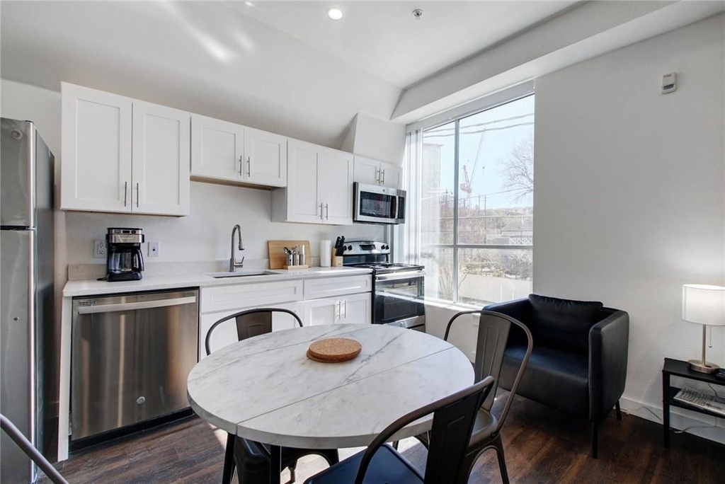 1010 W 26 St - Photo 2