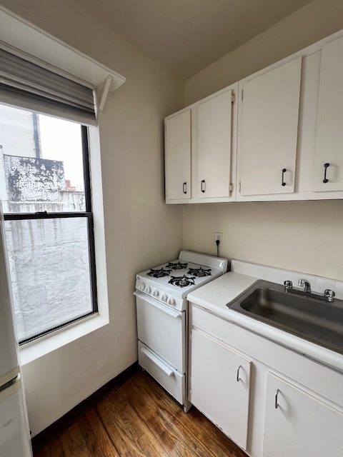 328 East 14th Street - Photo 5